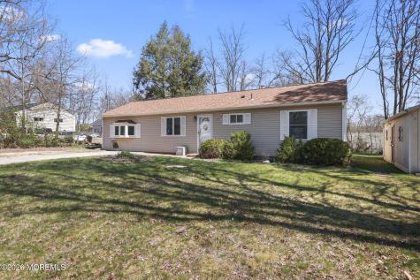 4 Spruce Road Howell NJ 07731