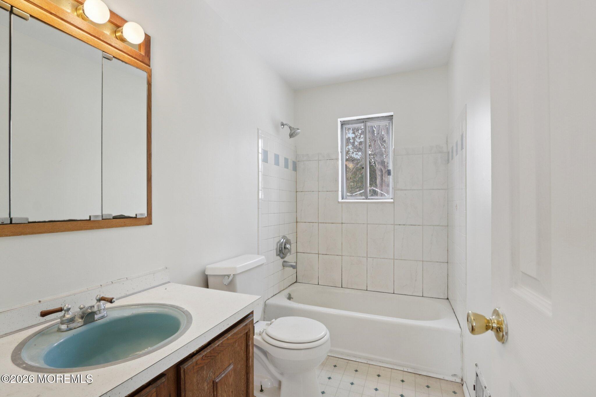 1124 Spray Avenue Beachwood NJ 08722