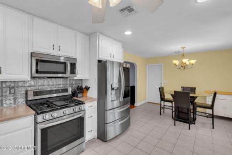 496 Apple Valley Drive Belford NJ 07718