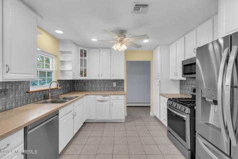 496 Apple Valley Drive Belford NJ 07718