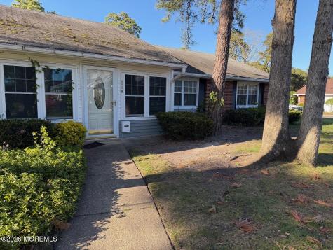 682 New Castle Court Lakewood NJ 08701