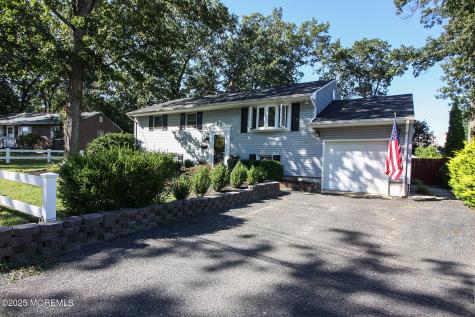 43 Darien Road Howell NJ 07731
