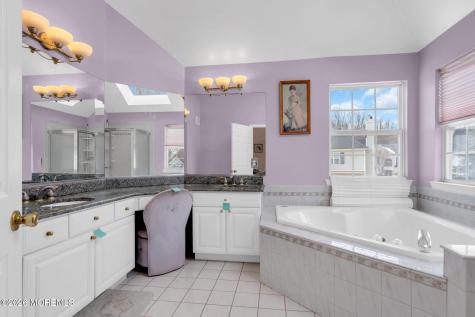 18 Lysbeth Lane Matawan NJ 07747