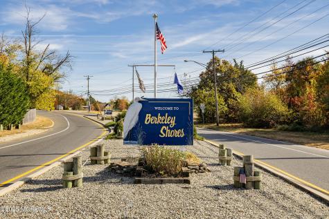 22 Toppinglift Drive Bayville NJ 08721