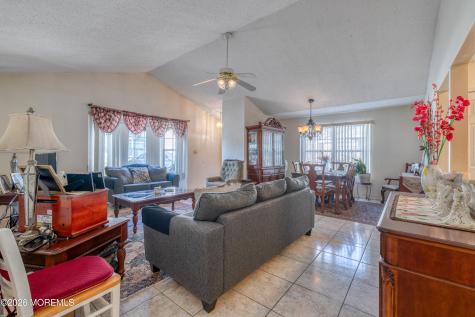 95 Farnworth Close Freehold NJ 07728