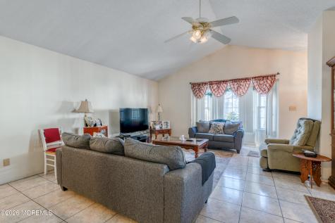 95 Farnworth Close Freehold NJ 07728