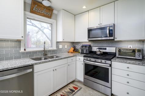 8 Holiday Road Manalapan NJ 07726