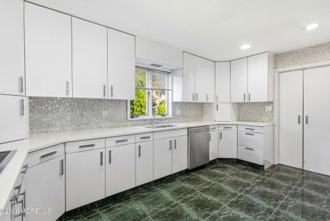 4 Mount Court Oakhurst NJ 07755
