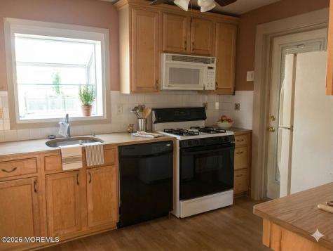 33 Oakwood Place Keansburg NJ 07734