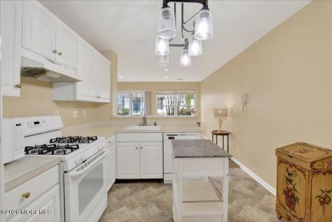28 Golden Willows Avenue Lakewood NJ 08701