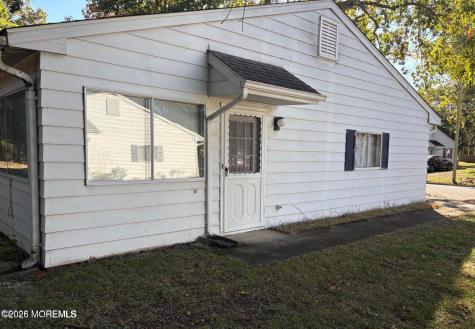8 Nevada Drive Whiting NJ 08759