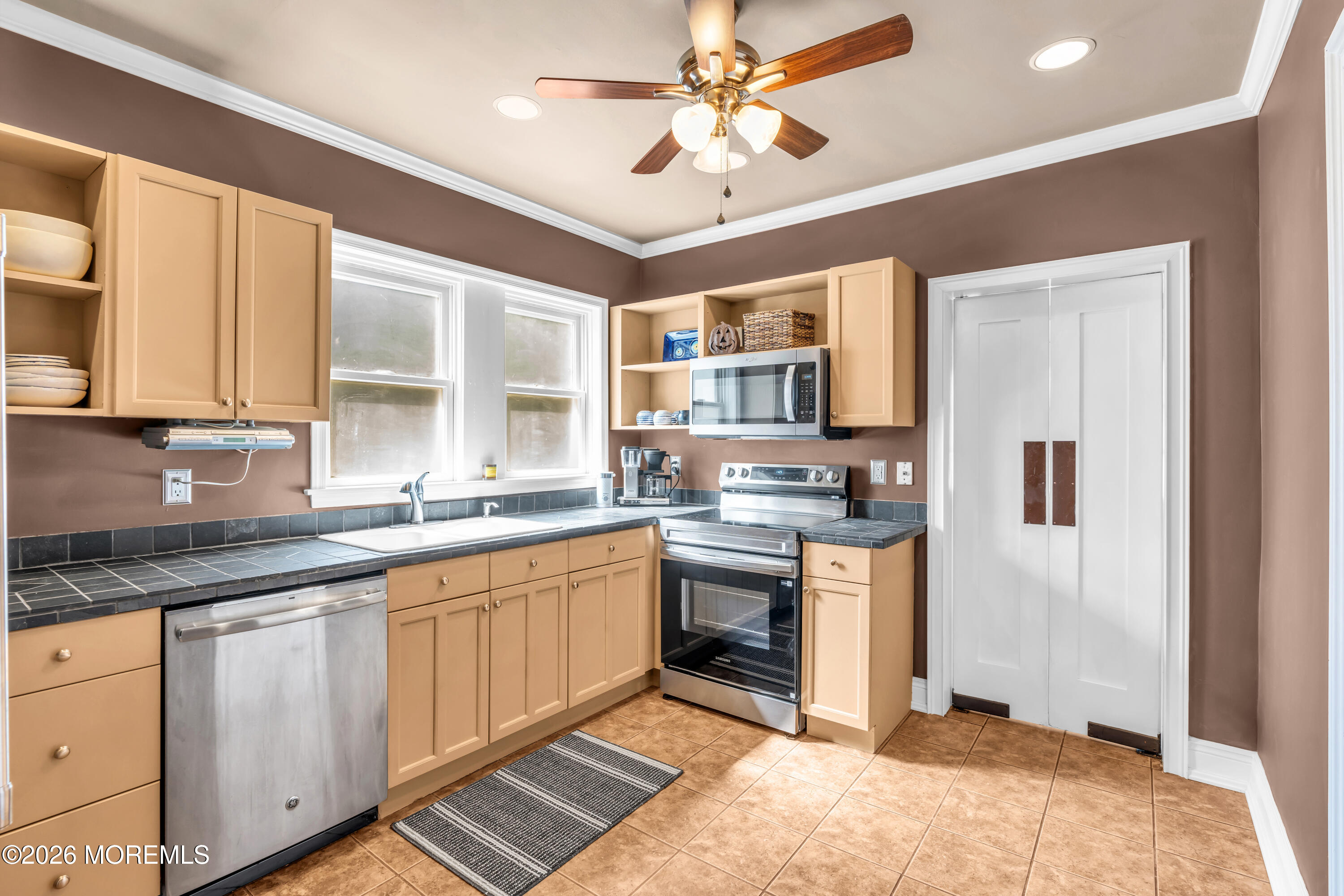 542 Clinton Avenue Belford NJ 07718