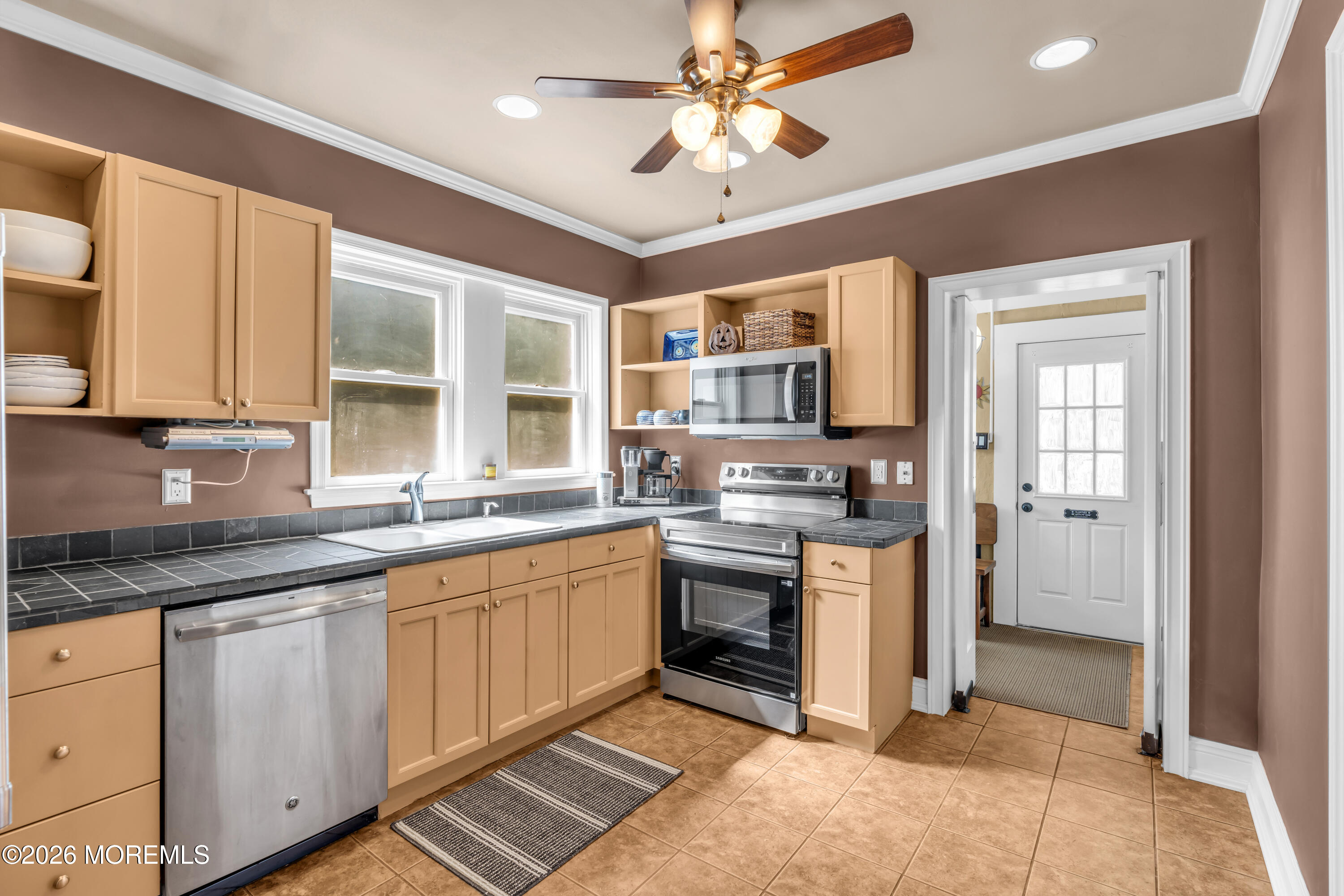 542 Clinton Avenue Belford NJ 07718