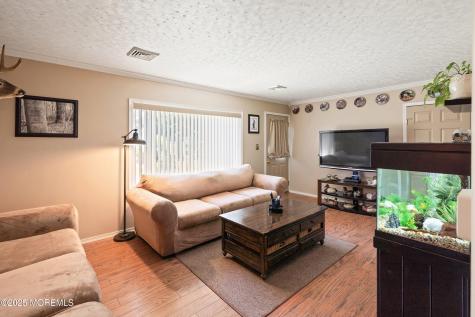 5 Bucks Lane Marlboro NJ 07746