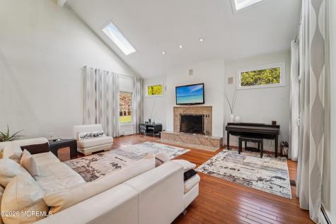 17 Riverside Lane Holmdel NJ 07733