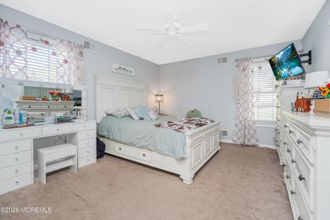 20 Thousand Oaks Terrace Howell NJ 07731