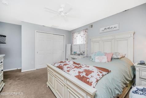 20 Thousand Oaks Terrace Howell NJ 07731
