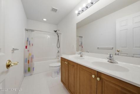 20 Royal Lane Howell NJ 07731