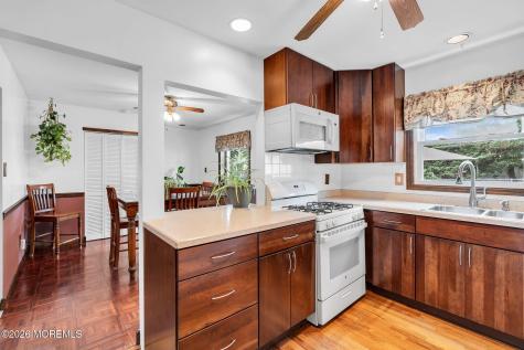 43 Railroad Avenue Beachwood NJ 08722