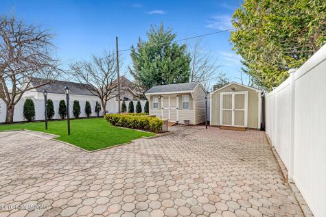 35 Bay Avenue North Middletown NJ 07748