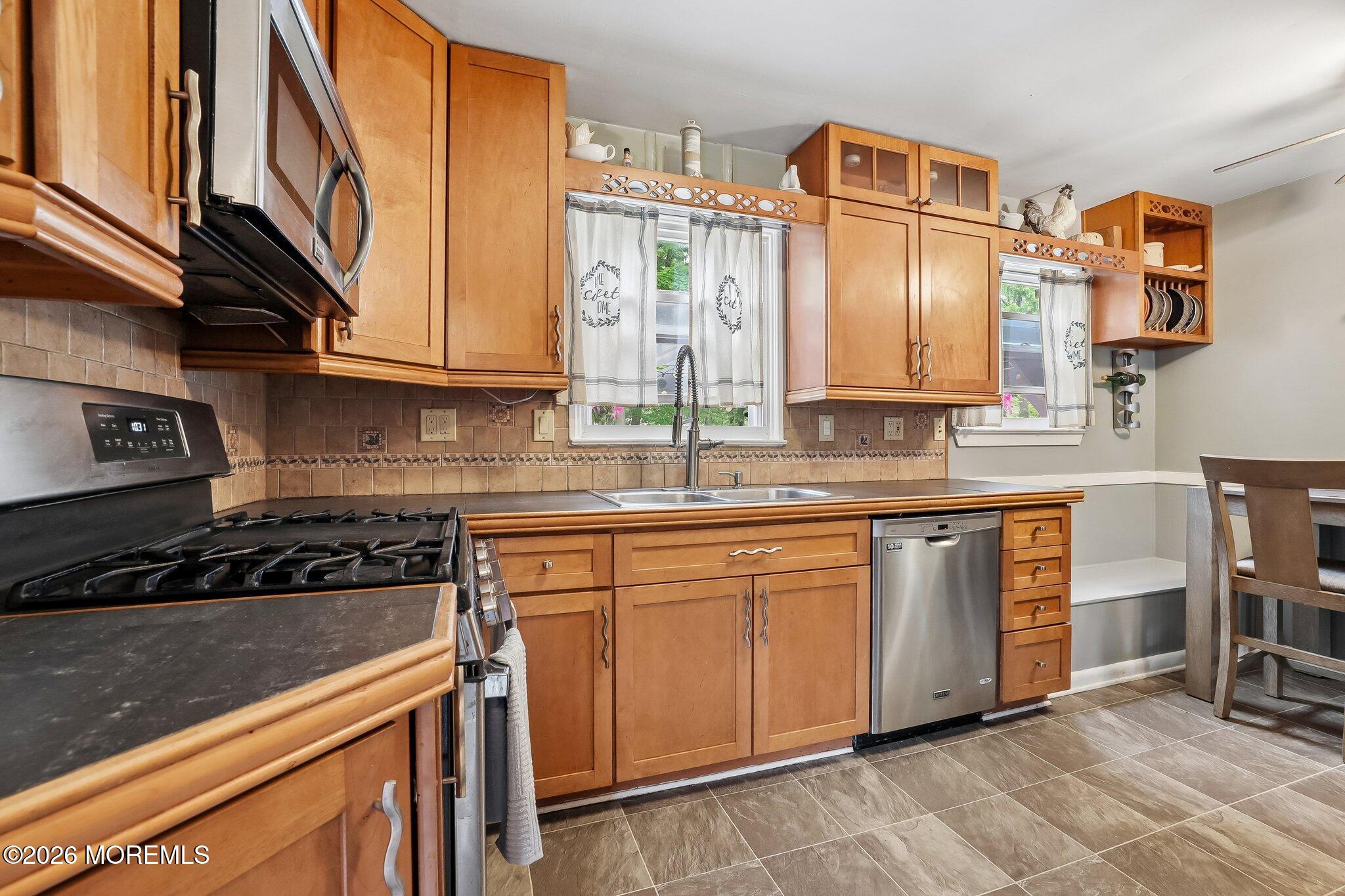 8 Parkway Place Parlin NJ 08859
