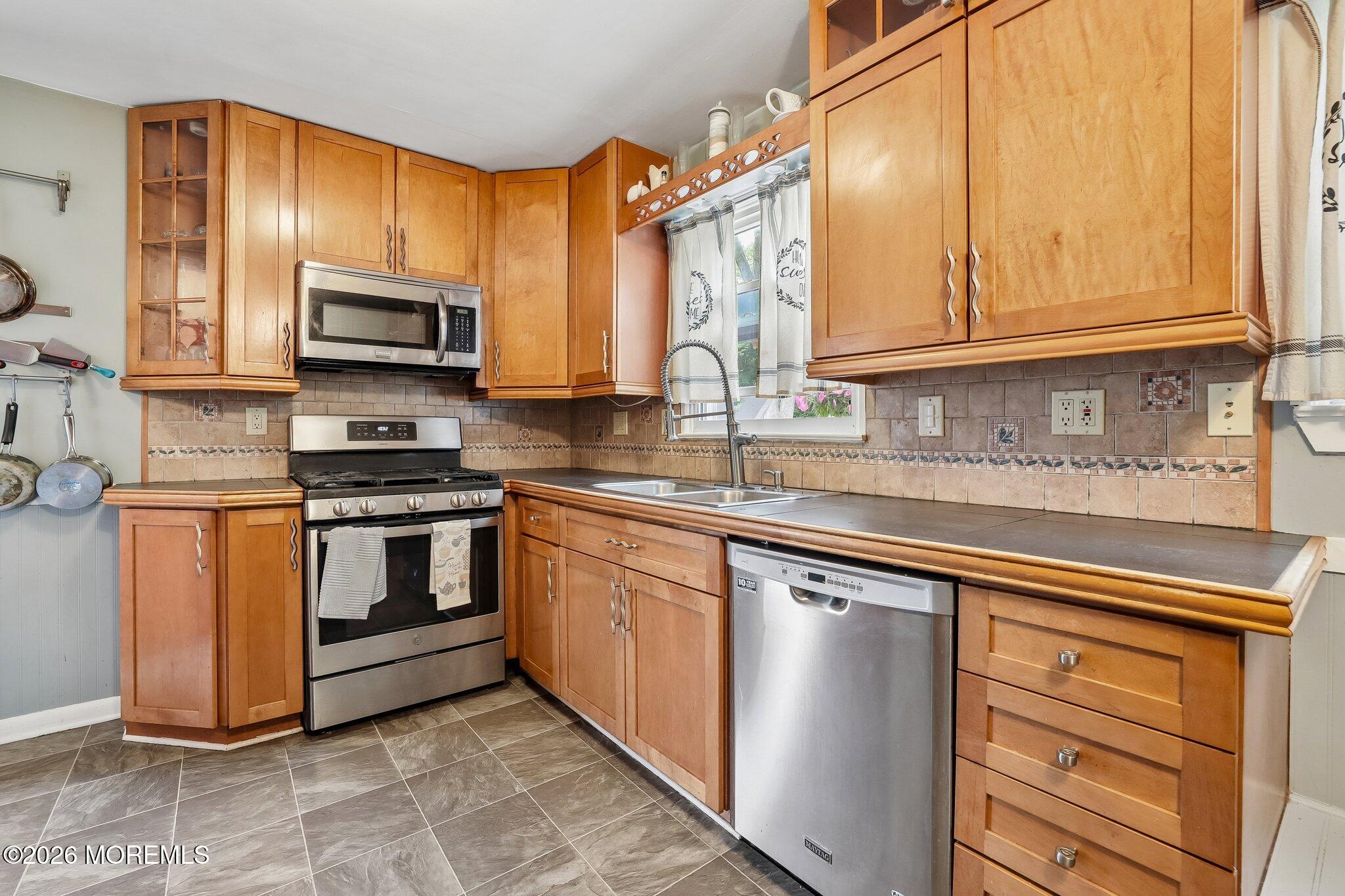 8 Parkway Place Parlin NJ 08859