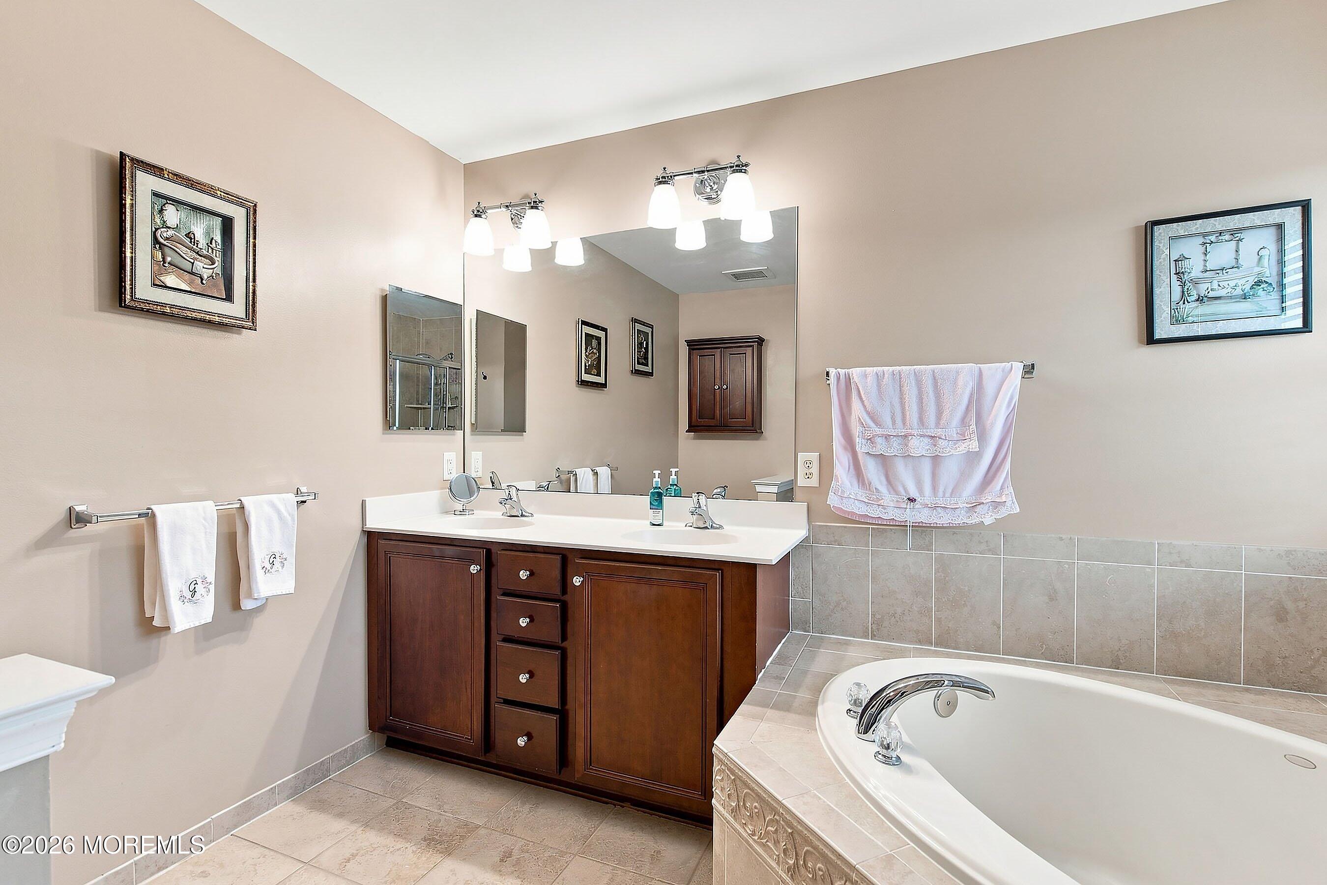 43 Oxford Circle Southampton NJ 08088