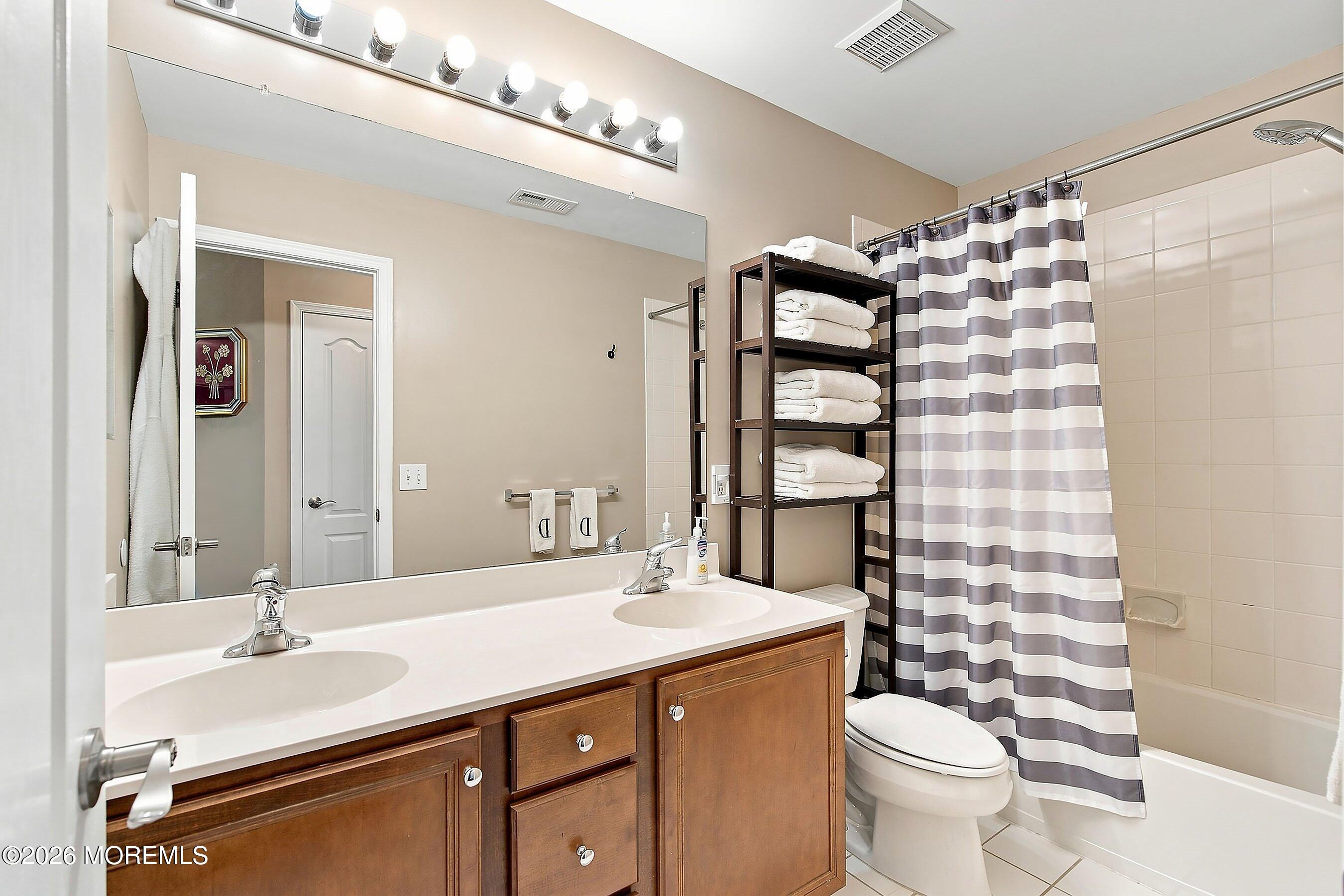 43 Oxford Circle Southampton NJ 08088