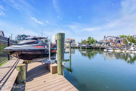 32 Freeman Court Toms River NJ 08753