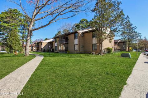 18 Pine Cluster Circle Manalapan NJ 07726