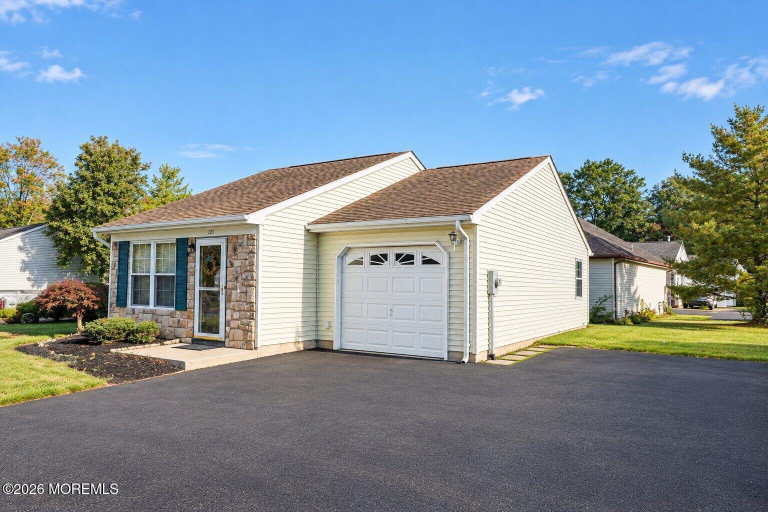 121 Farnworth Close Freehold NJ 07728