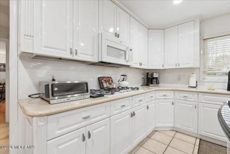 5 Crown Court Manalapan NJ 07726