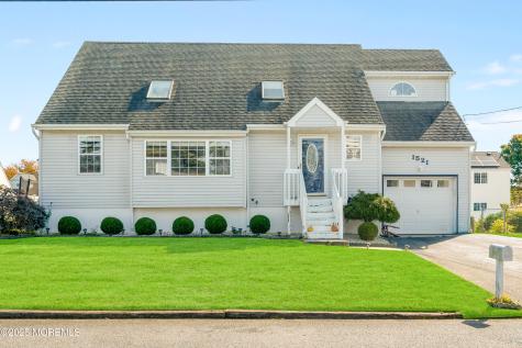 1521 Neptune Avenue Beachwood NJ 08722