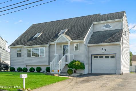 1521 Neptune Avenue Beachwood NJ 08722