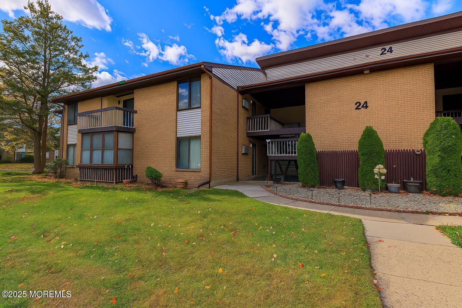 24 Meadow Green Circle Manalapan NJ 07726