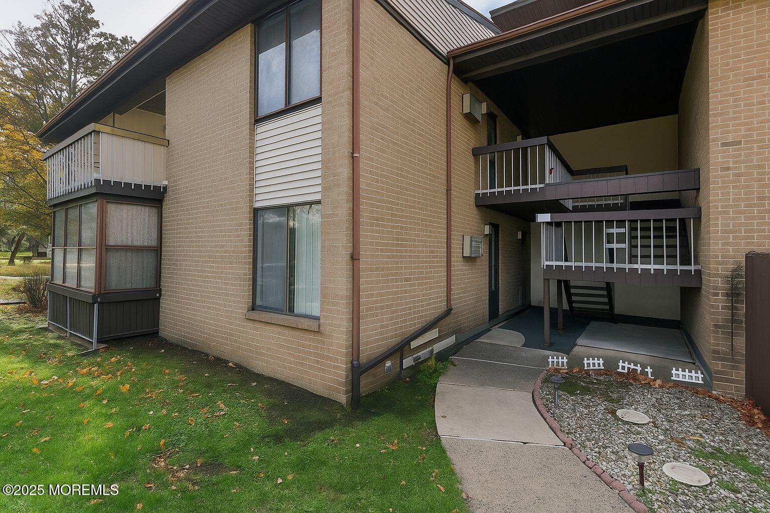 24 Meadow Green Circle Manalapan NJ 07726