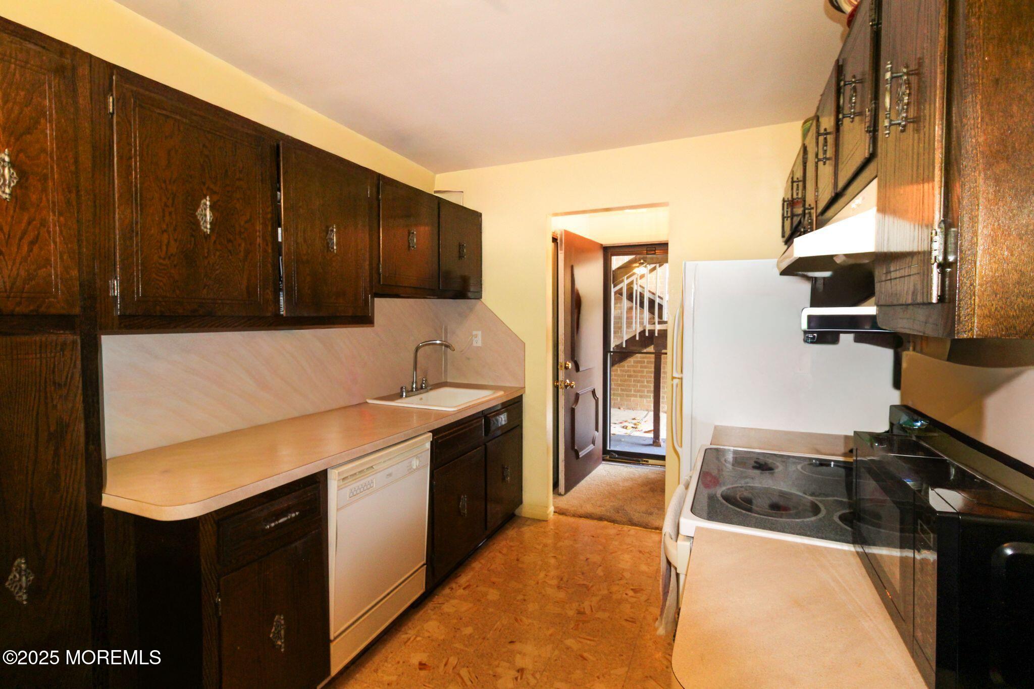 24 Meadow Green Circle Manalapan NJ 07726