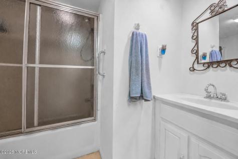 62 Warren Place Middletown NJ 07748