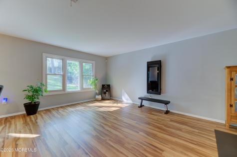 33 Imperia Place Aberdeen NJ 07747