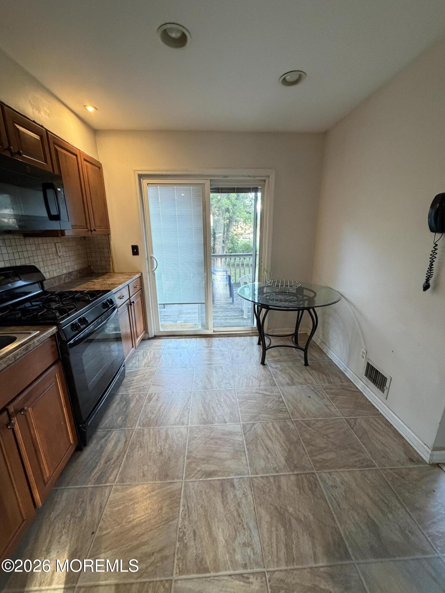 6 Roslyn Drive Oakhurst NJ 07755