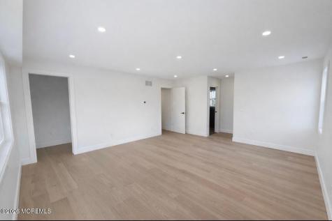 20 Roslyn Drive Oakhurst NJ 07755