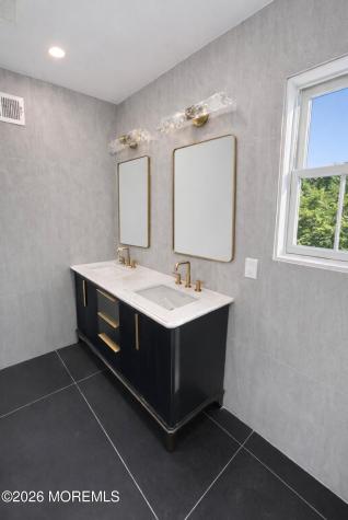 20 Roslyn Drive Oakhurst NJ 07755