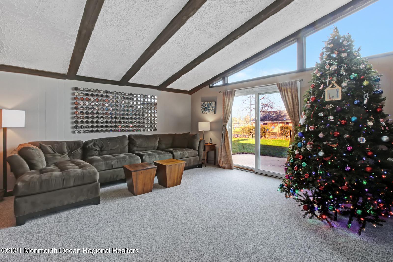 13 Roslyn Drive Oakhurst NJ 07755