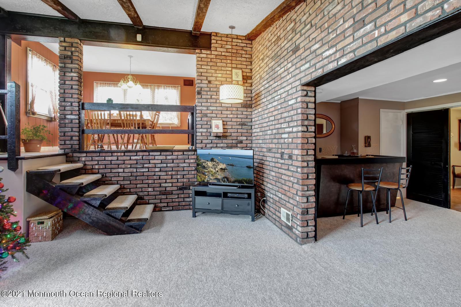 13 Roslyn Drive Oakhurst NJ 07755