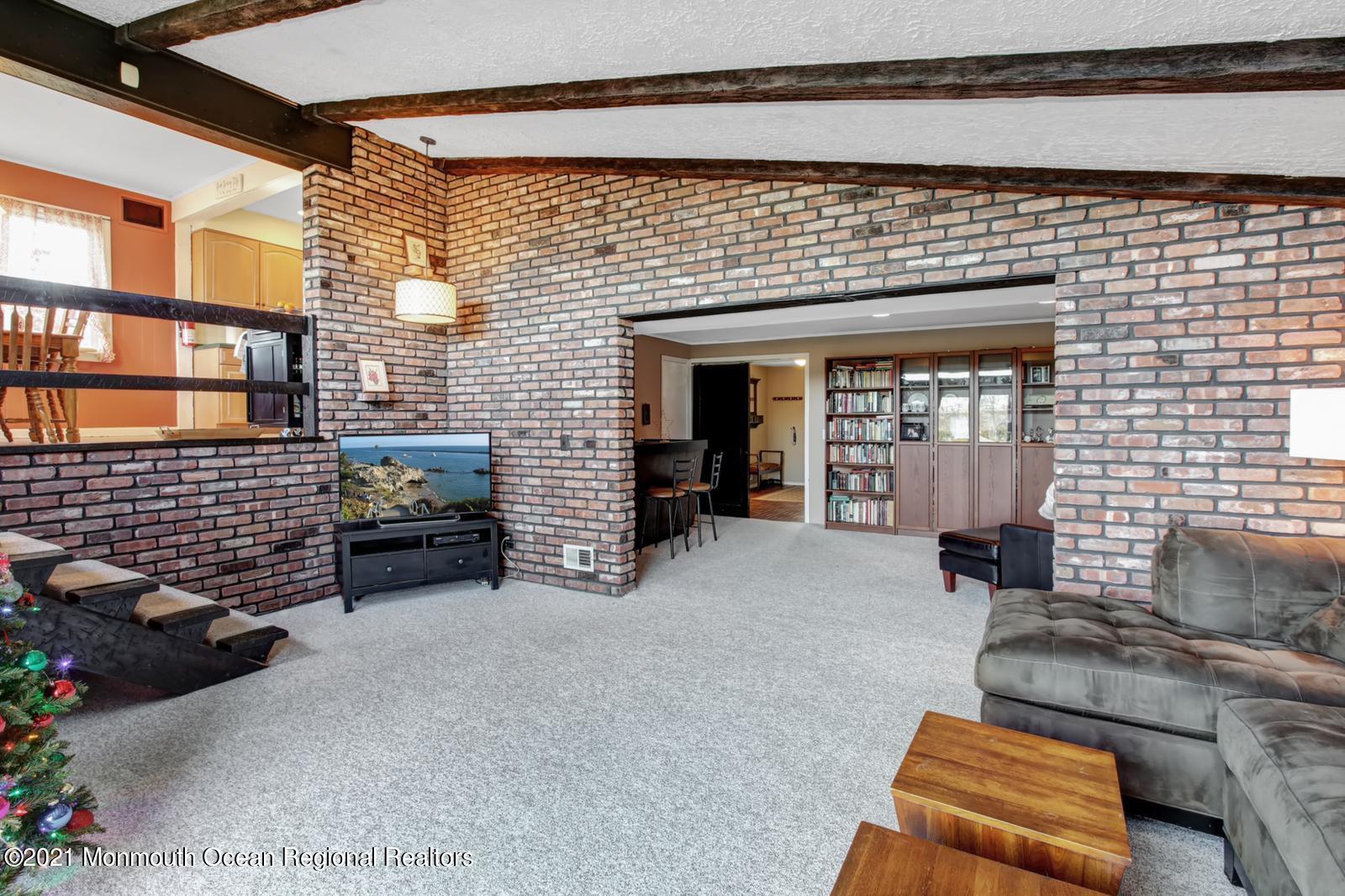13 Roslyn Drive Oakhurst NJ 07755