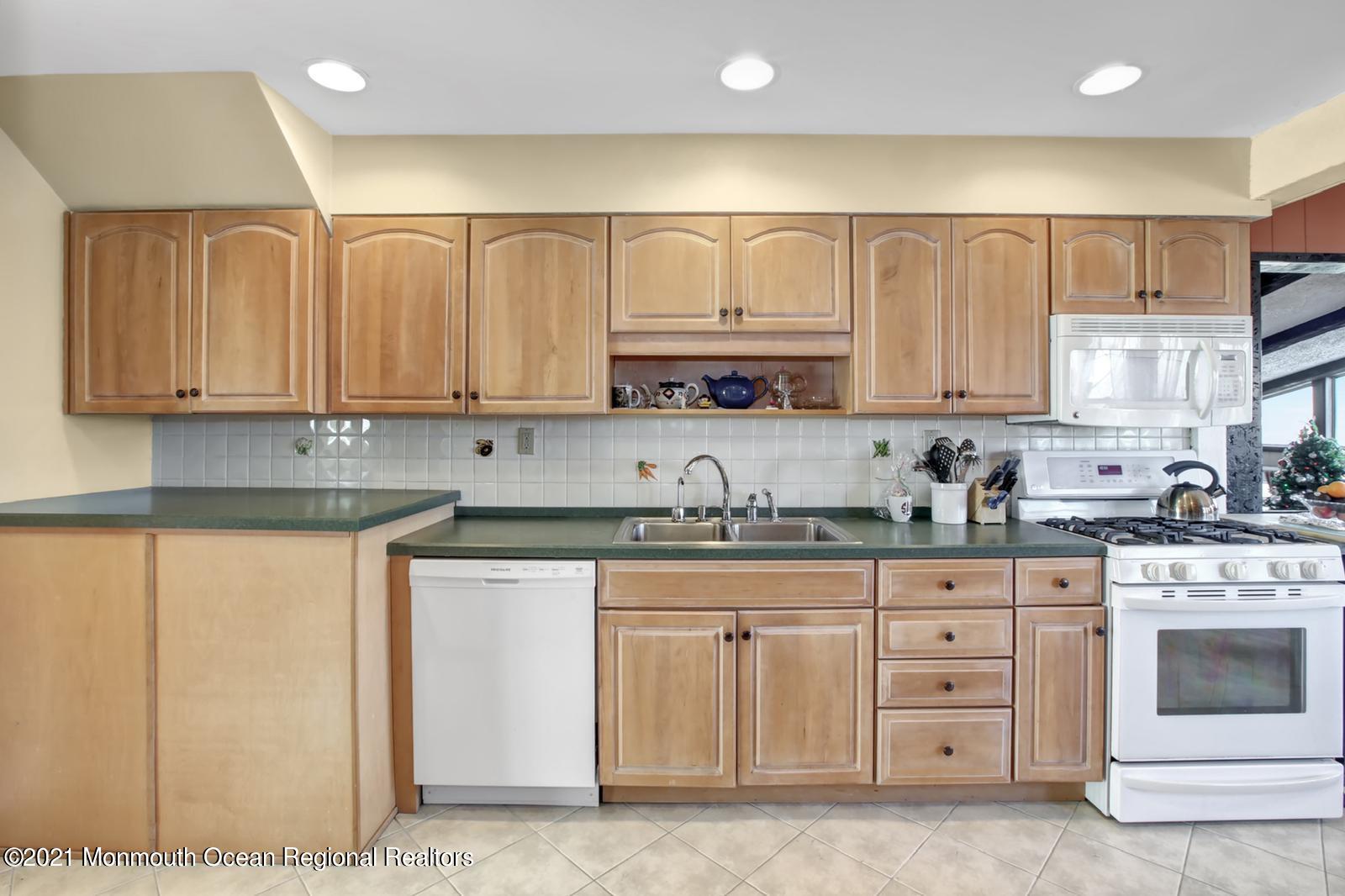 13 Roslyn Drive Oakhurst NJ 07755