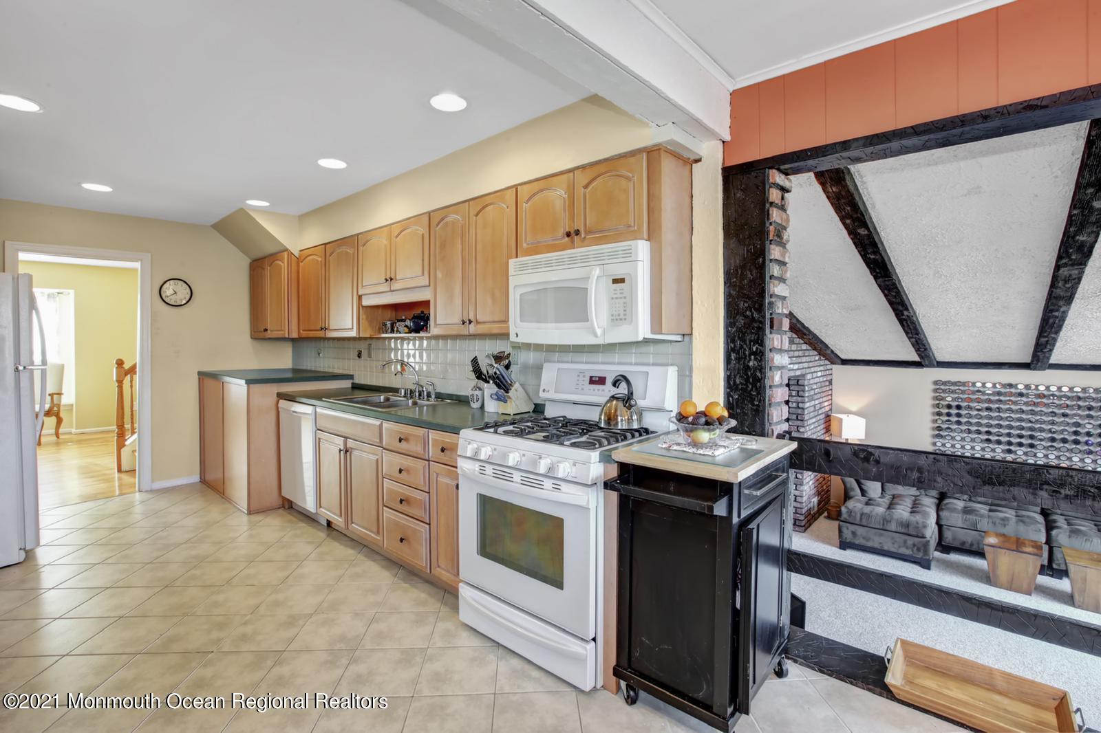 13 Roslyn Drive Oakhurst NJ 07755