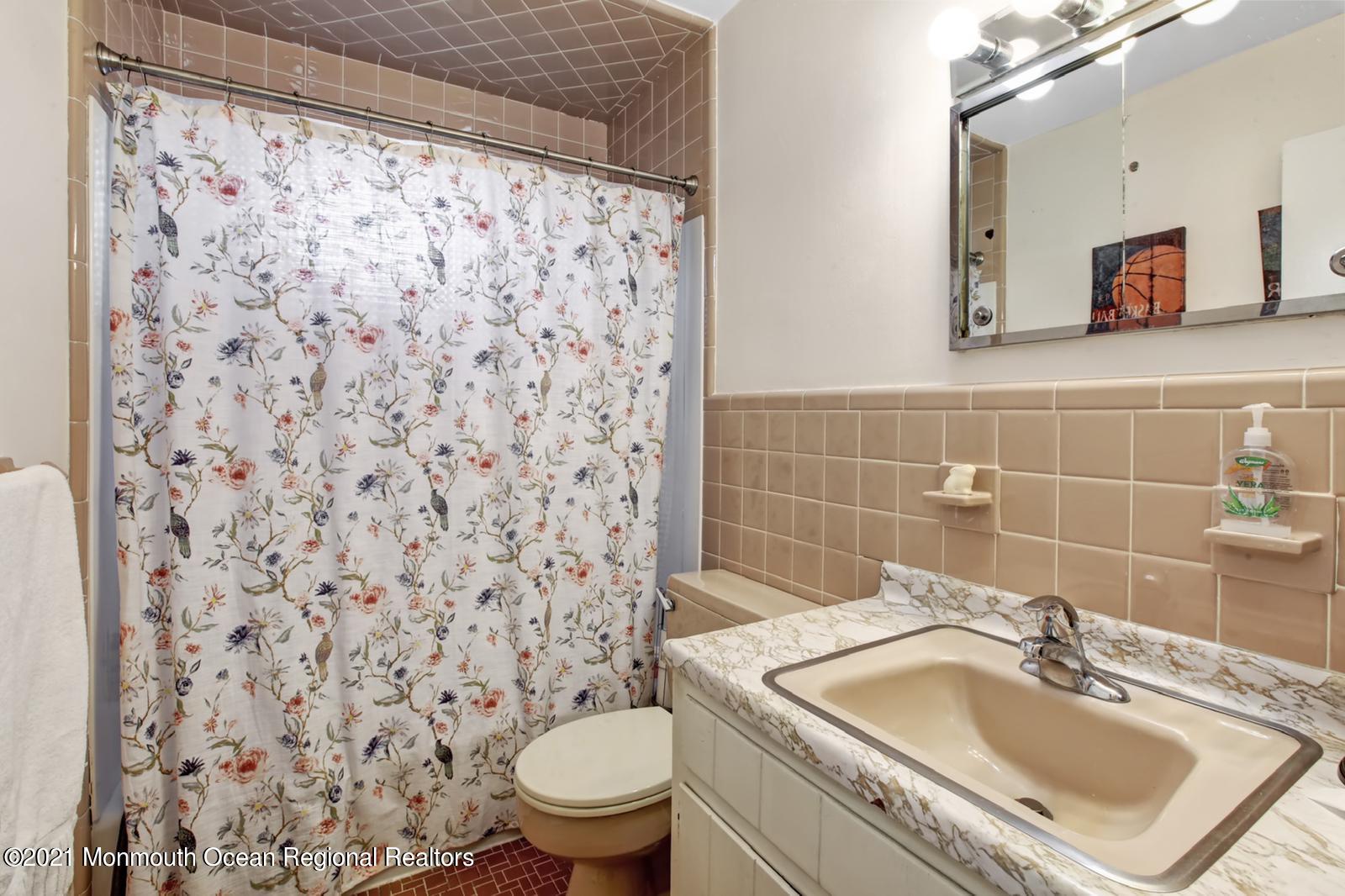 13 Roslyn Drive Oakhurst NJ 07755