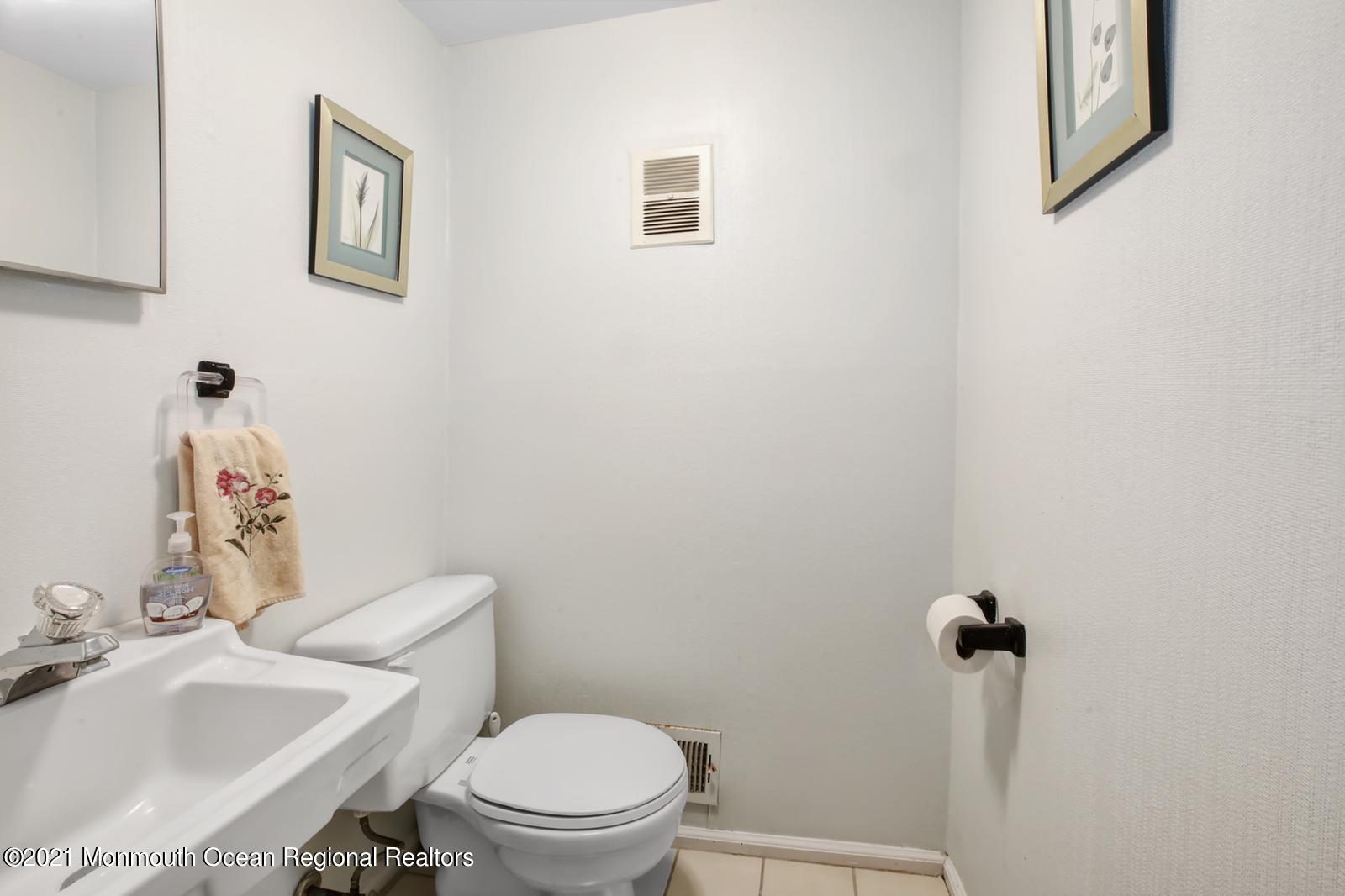 13 Roslyn Drive Oakhurst NJ 07755