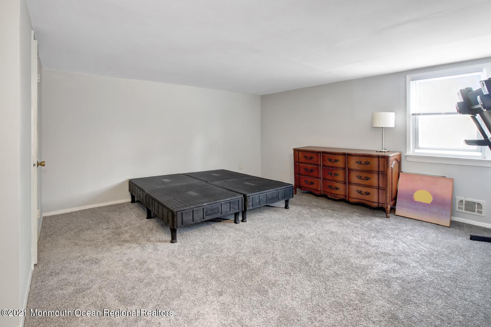 13 Roslyn Drive Oakhurst NJ 07755